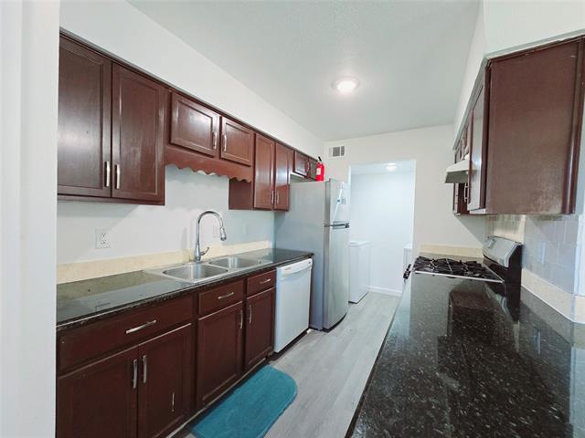 Building Photo - 620 Royal Crest Dr