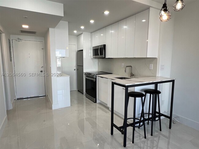 Building Photo - 2899 Collins Ave