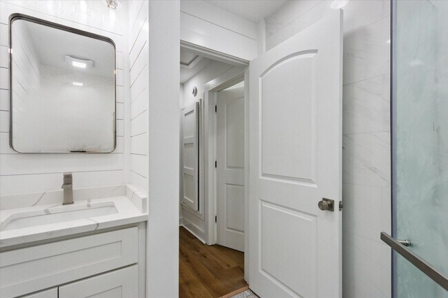 Building Photo - Newly Renovated Coastal Cottage for Lease!