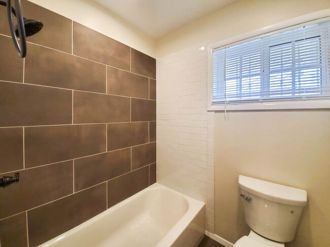 Building Photo - Breathtaking Mountain Views!