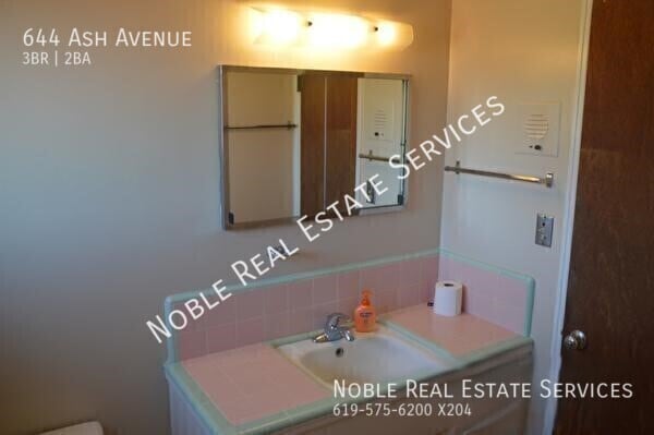 Building Photo - 644 Ash Ave