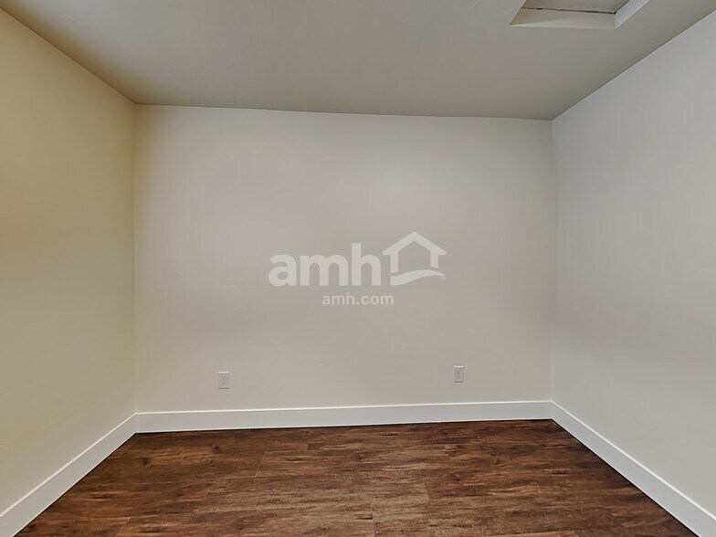 Building Photo - 701 S Rocker Ave