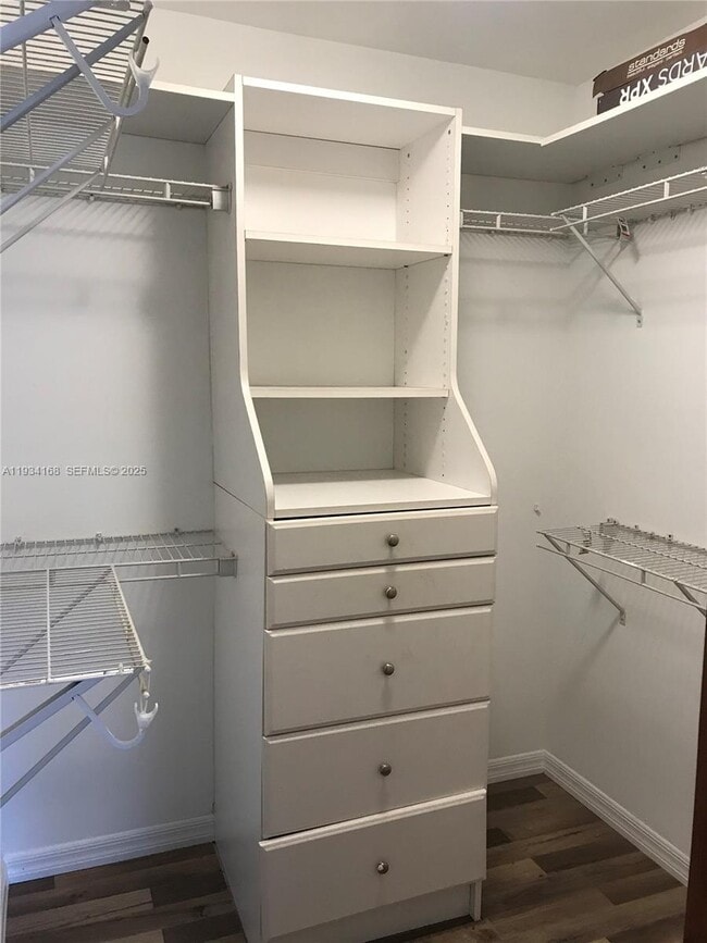 Building Photo - 9355 Fontainebleau Blvd