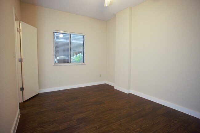 Building Photo - UT WEST CAMPUS - PRELEASE 8/15/2024 2 bed 2 bath