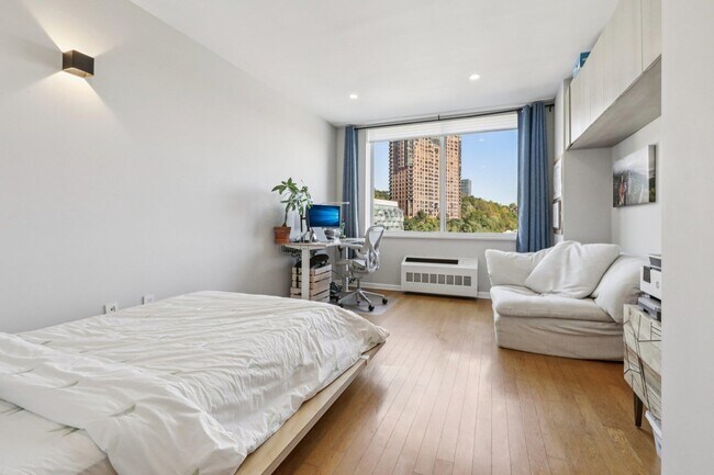 Building Photo - 915 Hudson Park