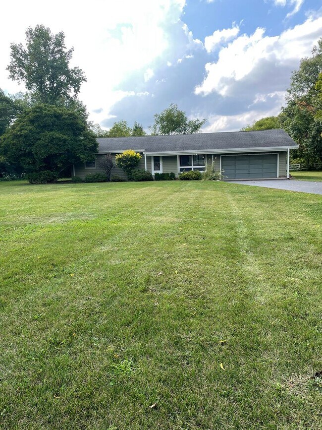 Building Photo - Three Bedroom Single Family Home in the Co...