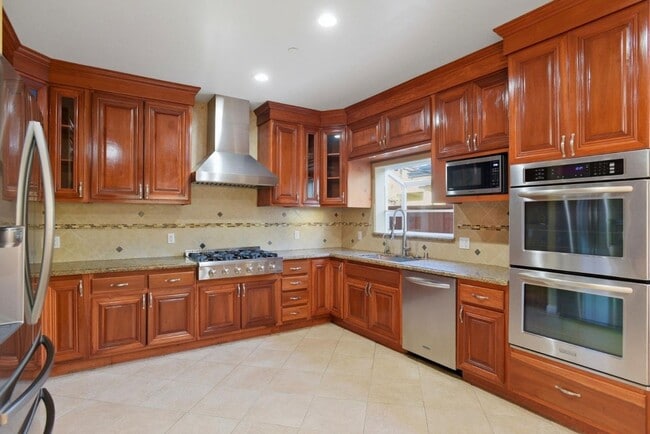 Building Photo - 659 Upton St