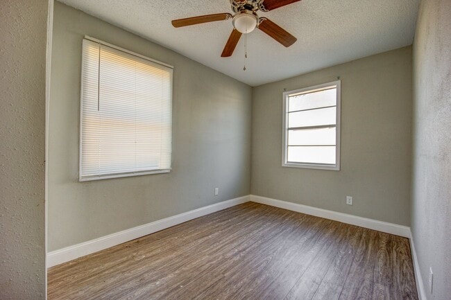 Building Photo - Freshly Updated House