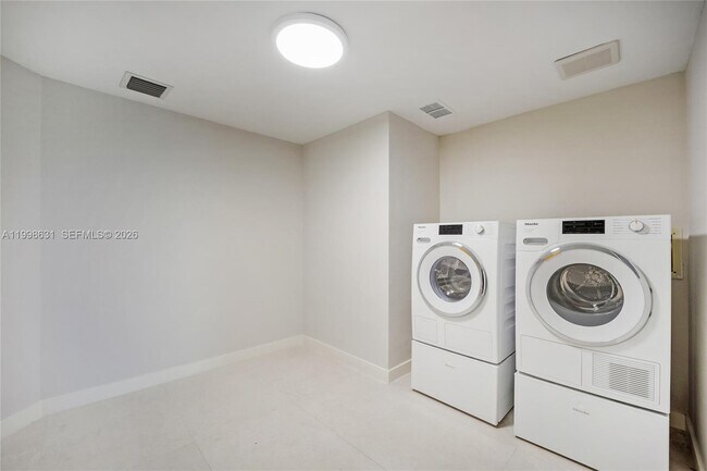 Building Photo - 251 Crandon Blvd