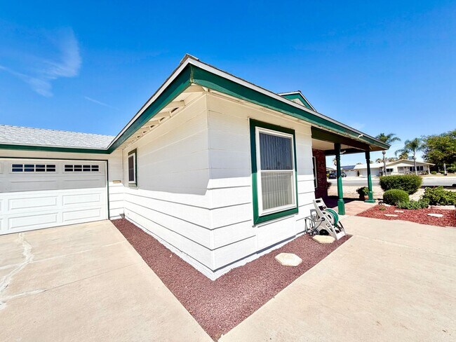 Building Photo - Charming Sun City 55+ Community 2 Bedroom Home with Bonus Sunroom Space