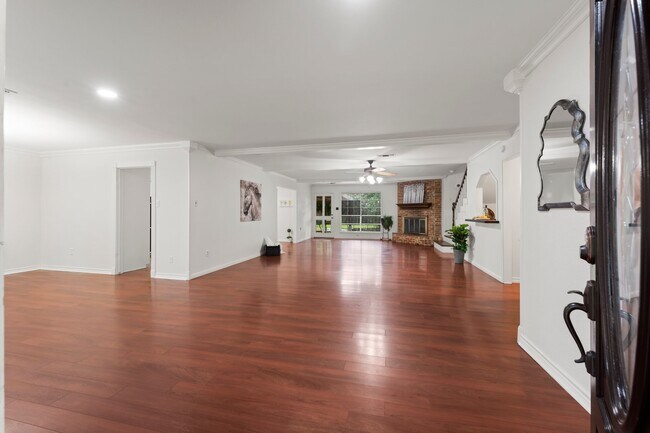 Building Photo - 16815 Memorial Oaks Ln