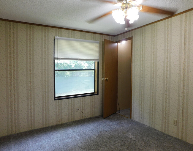 Building Photo - 20742 Meadowbrook Dr