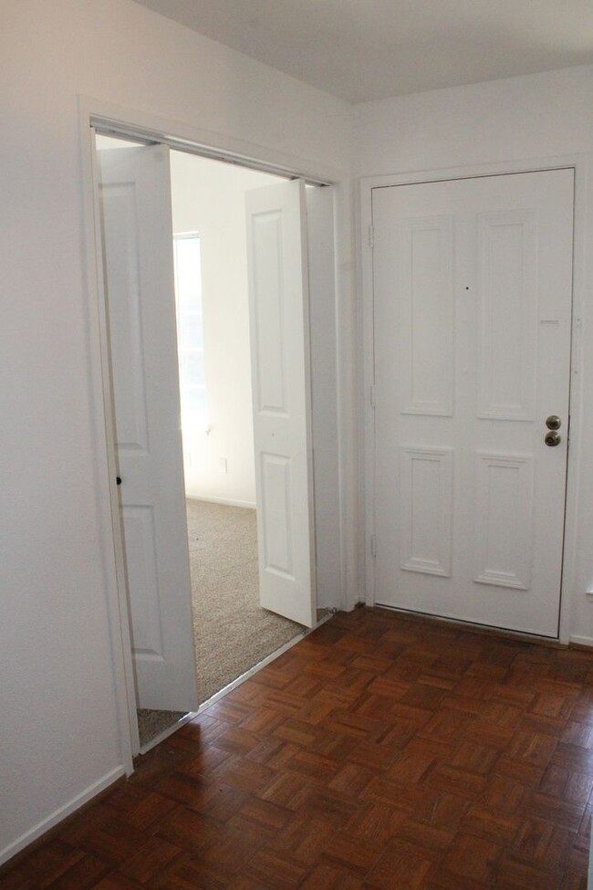 Building Photo - Single Story 3 Bedroom, 2 1/2 Bathroom Tow...