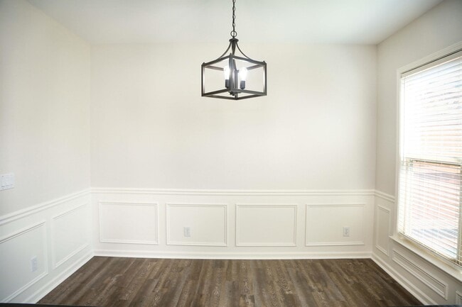 Building Photo - 851 Stratum Way SE