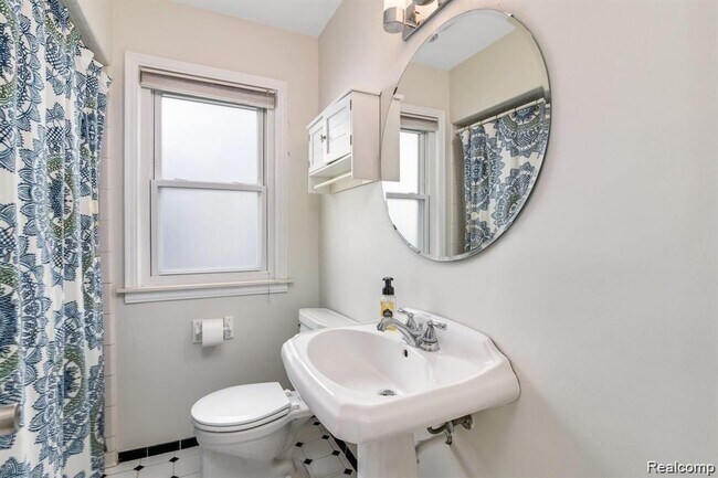 Building Photo - 3426 Chester Rd