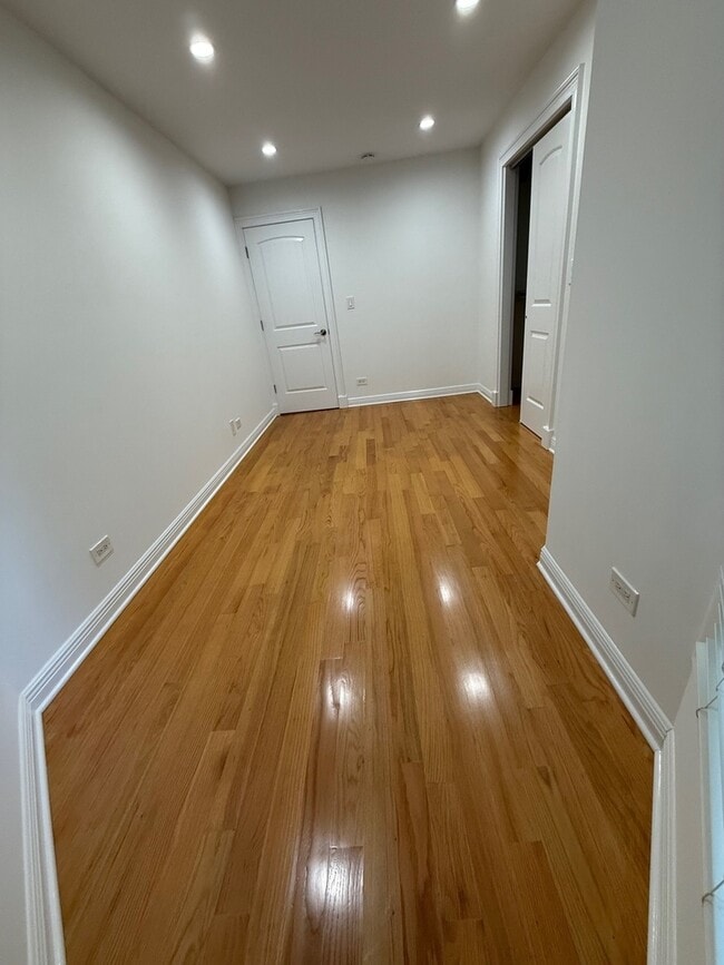 Building Photo - 5747 N Sheridan Rd