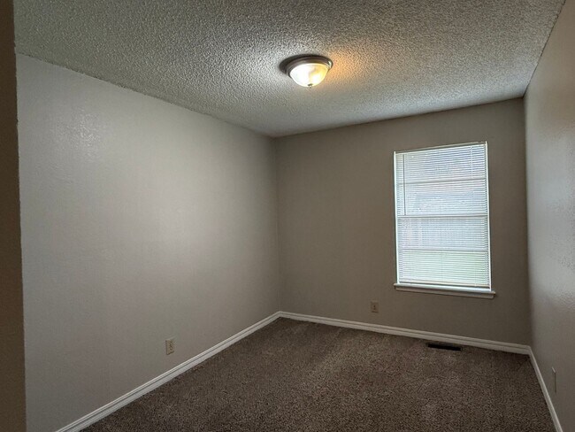 Building Photo - Welcome to your new home on this great corner lot with 3 bedrooms and 2 baths in Owasso!
