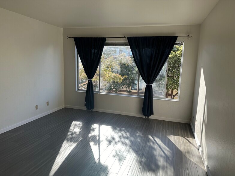 livingroom - 366 25th Ave