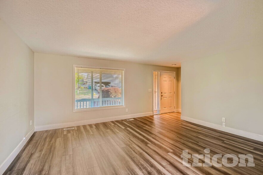 Building Photo - 13911 SE Alimaria Dr