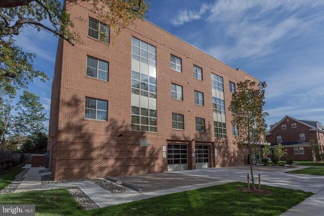 Building Photo - 905 N Arlington Blvd