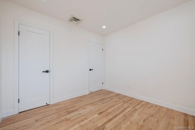 Building Photo - 482 Harbor Dr