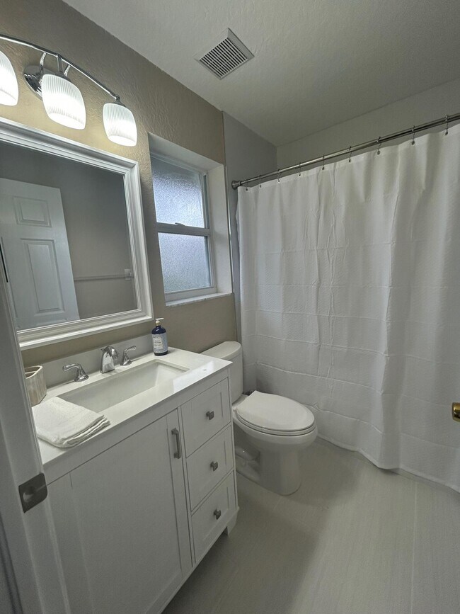 Building Photo - 1140 Staghorn St