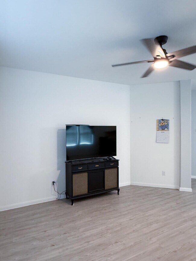 Building Photo - Charming 3-Bedroom Sanctuary with 2 Full Baths Near Lackland Air Force Base – 1469 Sq Ft of Comfo...