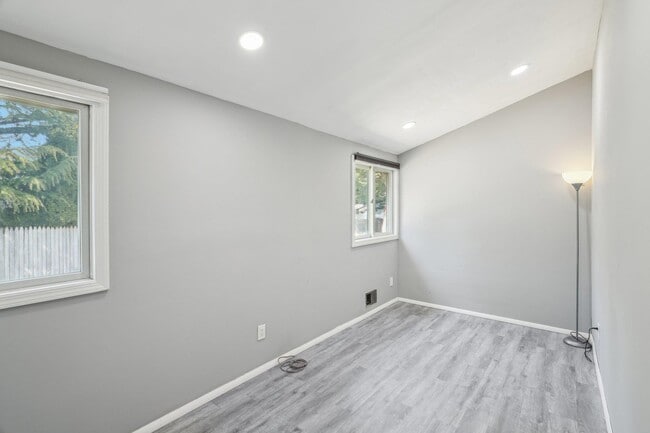 Building Photo - 65 N Howell Ave
