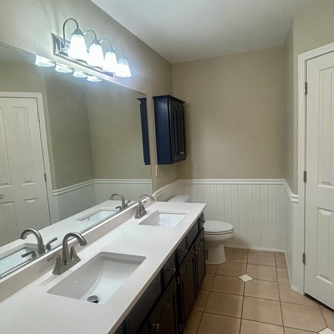Building Photo - Enjoy Coming Home To This Beautiful and Well Maintained Home Close To Shopping, Restaurants & More!