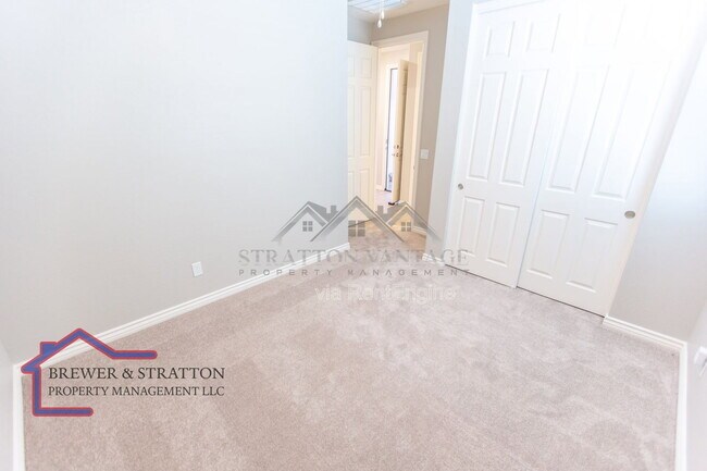 Building Photo - 15243 W Latham St