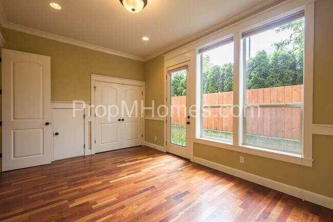 Building Photo - Prime Location - Luxury Two Bedroom Townhouse with Stylish Amenities