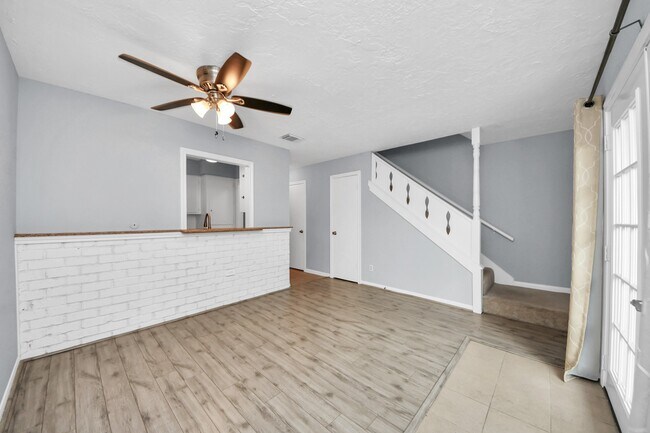 Building Photo - 10654 Hazelhurst Dr