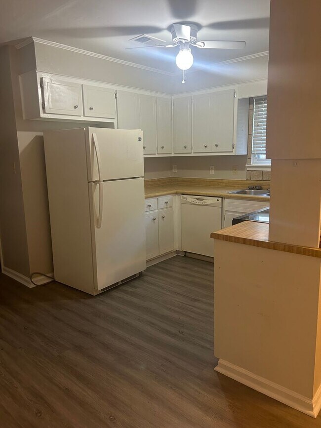 Building Photo - Cozy townhouse