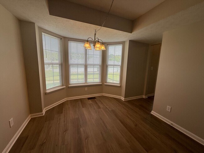Building Photo - LARGE BEAUTIFUL 3 Bedroom 2.5 Bath Townhou...