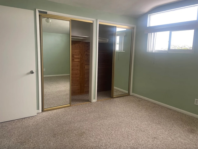 Building Photo - No back house!