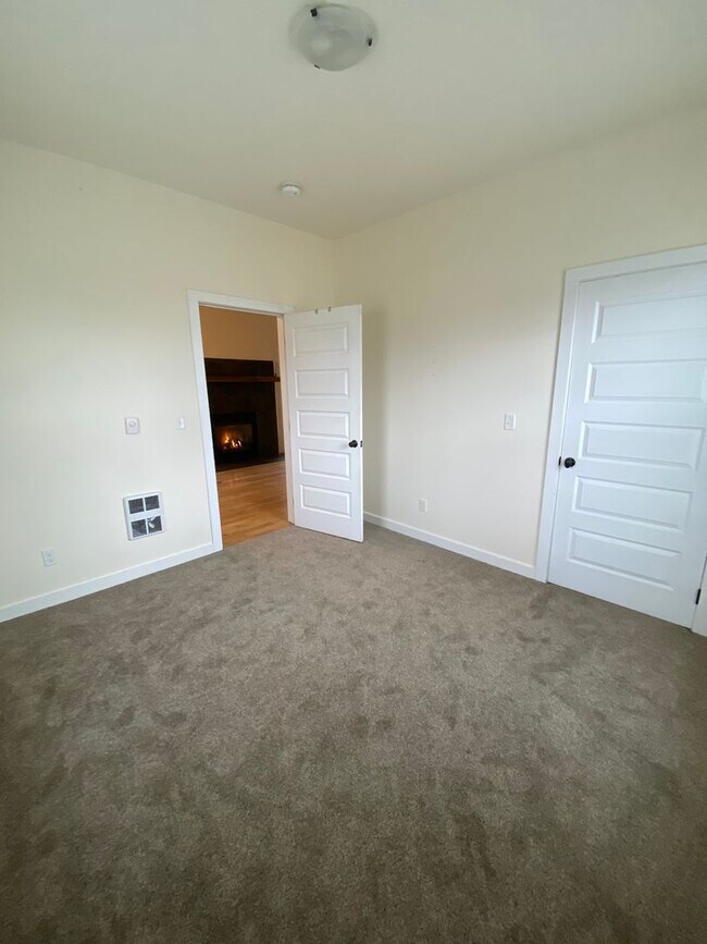 Building Photo - 1801 Russell Ave