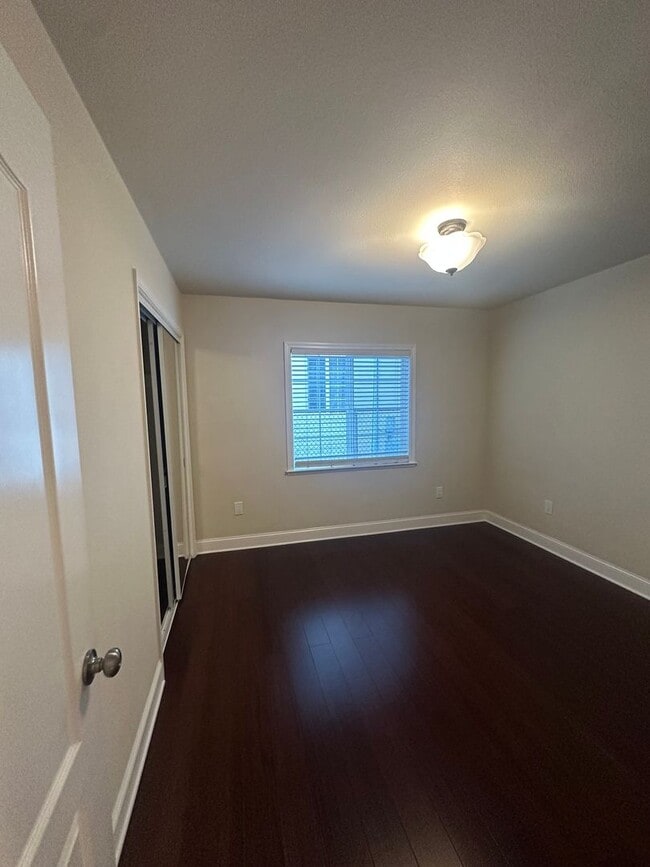 Building Photo - Gorgeous, 3 bedroom, 2.5 bath home, ready for move in