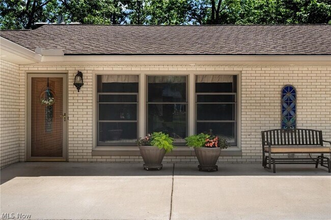 Building Photo - 685 Sunnyside Rd