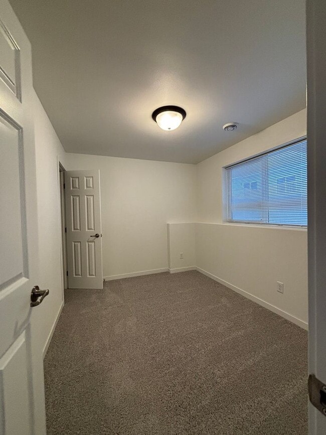 Building Photo - 3 Bed 3 Bath Town Home