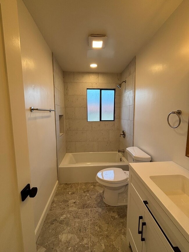 Building Photo - 1 Bedroom 1 Bathroom Studio in Pacific Beach.