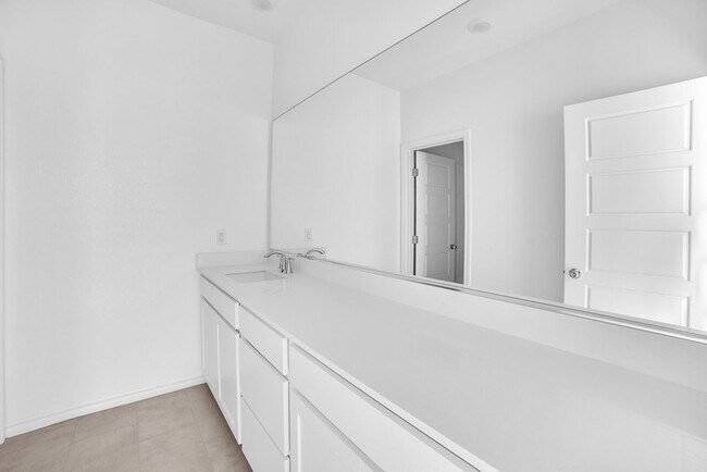 Building Photo - Stunning Home Located in the Desirable Bla...