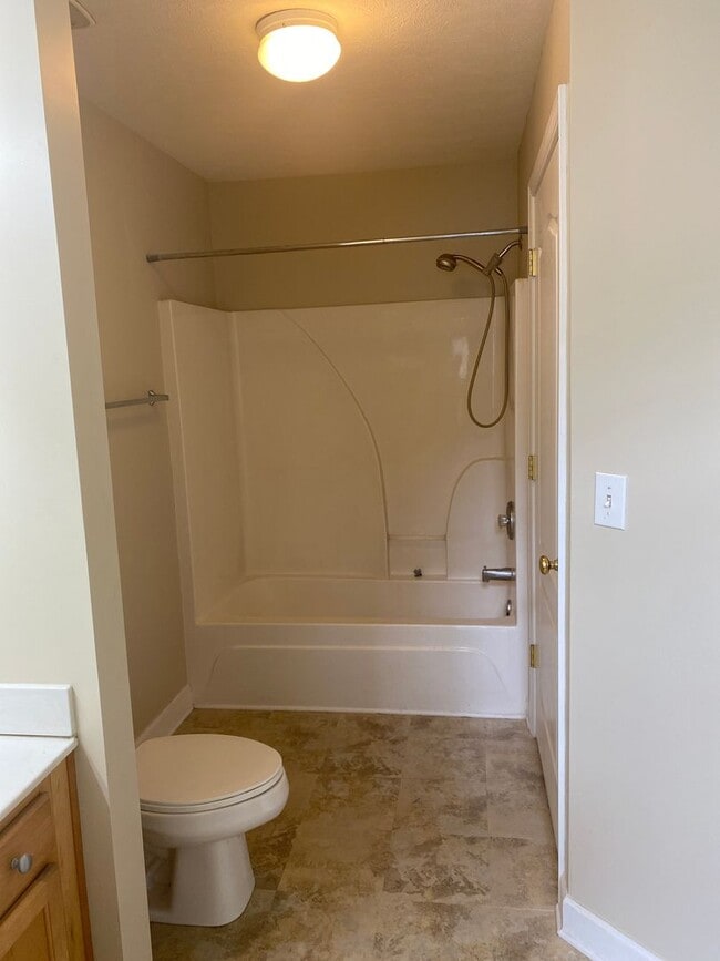 Building Photo - 2 bedroom/ 2 bath Woods of St Andrews condo available for rent in 40214 -  $1,200/month