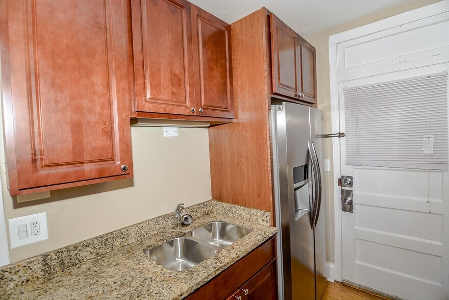 Building Photo - 2208 W Ainslie St