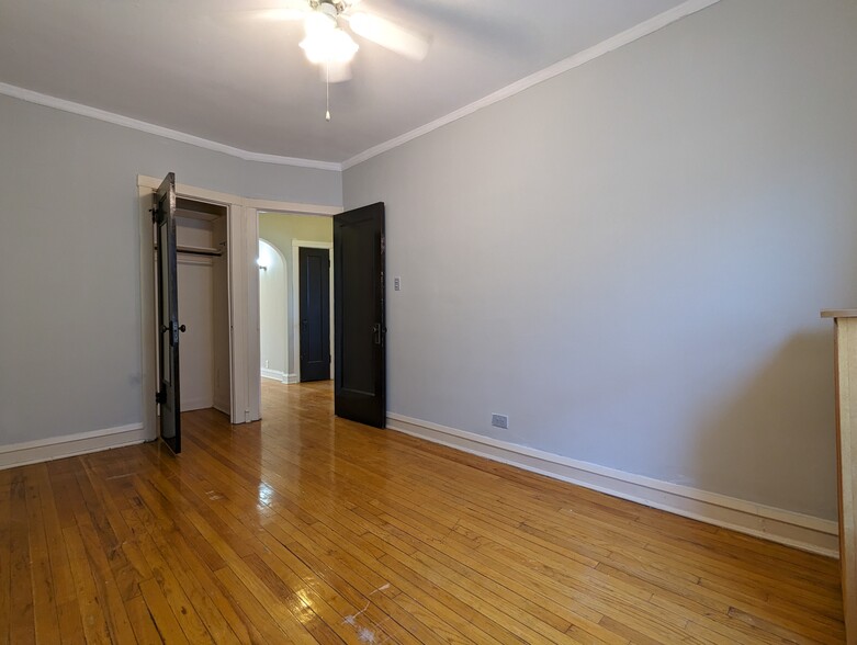 Building Photo - 2122 W Ainslie St