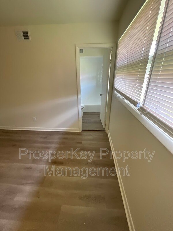 Building Photo - 3026 Avondale Rd