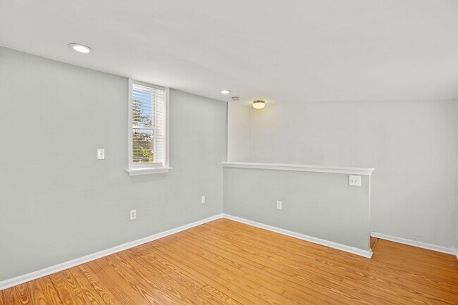 Building Photo - 246 E Thompson St