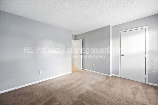 Building Photo - 1094 Farmlane Dr