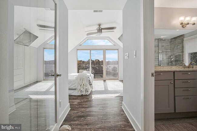 Building Photo - 125 Island View Dr