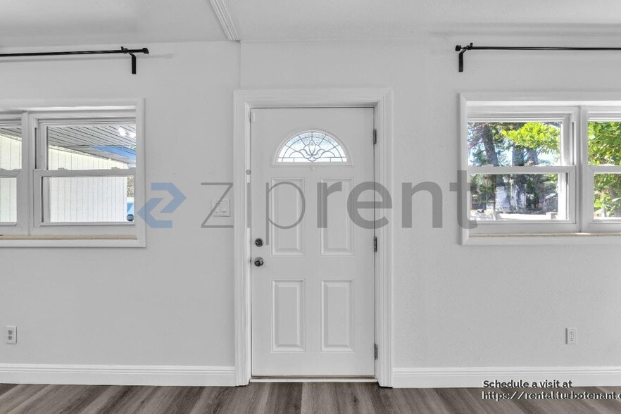 Building Photo - 3321 W Iowa Ave