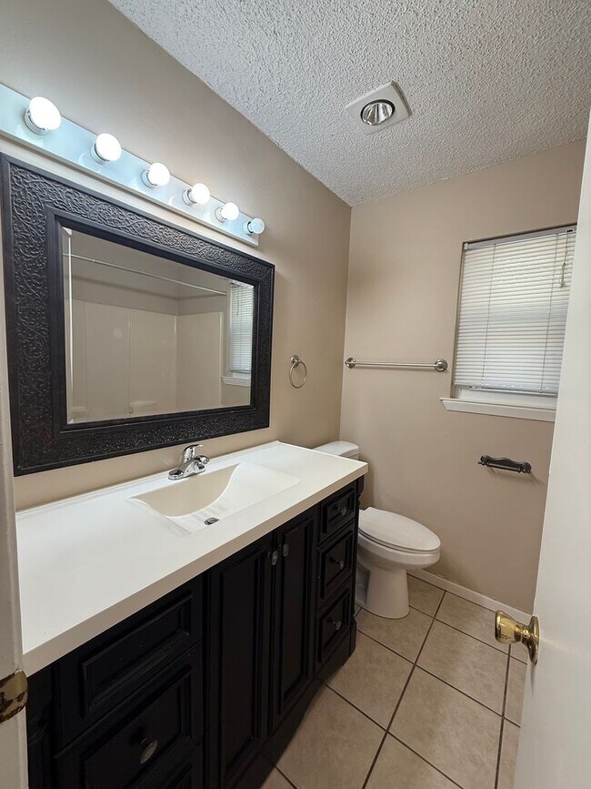 Building Photo - 1402 Westcott Dr
